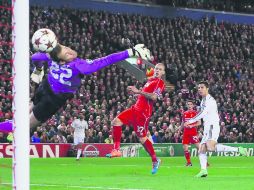 Para el recuerdo. Cristiano Ronaldo definió de volea en el mítico Anfield Road.  /