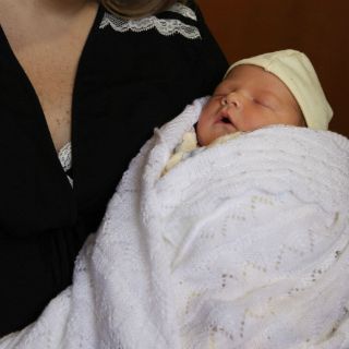 Nace primer bebé de ovario extraído durante la pubertad de su madre