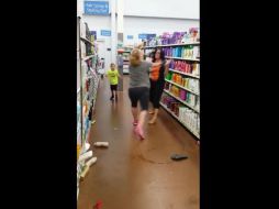 Las dos mujeres comenzaron la pelea con insultos hasta terminar con los golpes frente a los presentes en un supermercado. YOUTUBE / Brian Marye