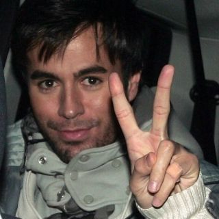Enrique Iglesias muestra su mano tras cirugía reconstructiva