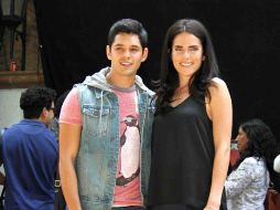 El actor Ricardo Abarca, quien protagoniza la serie 'Cumbia Ninja', y la actriz Karla Souza en el  set de grabación. NTX /  F. García