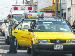 UN MOMENTITO. Una señora desciende de un taxi mientras una ambulancia debe esperar, a pesar de la preferencia al atender urgencias. EL INFORMADOR / R. Tamayo