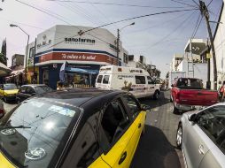 El tráfico en la zona complica el paso de las ambulancias que intenta entrar al hospital. EL INFORMADOR / R. TAMAYO
