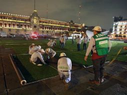 Trabajadores instalaron pasto y algunas carpas. TWITTER / @LigaMexBeis