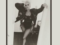 Una chamarra negra de cuero, medias de red y sandalias con tacón completaron su atuendo. INSTAGRAM / ladygaga