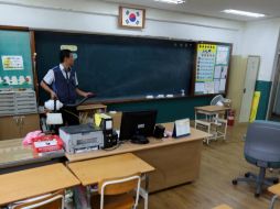 Oficiales sanitarios aplican desinfectante en un salòn de clases para prevenir que se esparza el virus. EFE / Yonhap