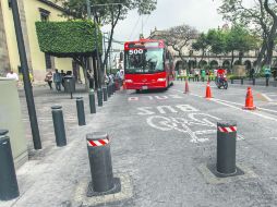 ENOJO. La instalación de bolardos que impiden el paso a los autos que vienen de Av. Hidalgo en su cruce con Liceo, no gustó. EL INFORMADOR / F. Atilano
