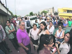 Presencia. Valeria Guzmán se apersonó en las oficinas del INE con algunos simpatizantes. EL INFORMADOR / R. Tamayo