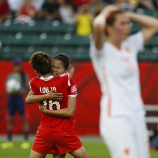 China vence a Holanda y aprieta el Grupo A