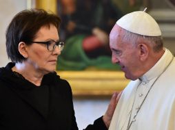 'Le aseguro que lo queremos tanto como a Juan Pablo II', es una de las frases de la mandataria polaca durante su encuentro con el Papa. EFE / G. Bouys