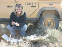 La bióloga Sarah Durant dijo que nada es más atractivo que un tubo con muestra de excremento. TWITTER / @SarahMDurant