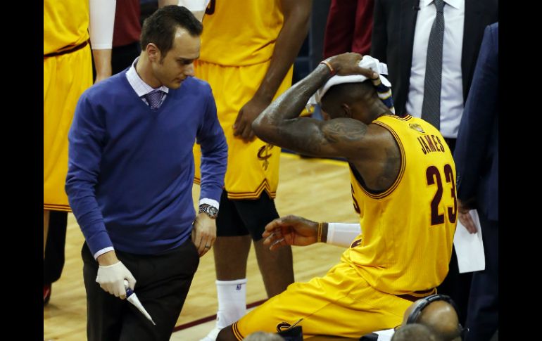 James recibió cuatro puntos de sutura por este golpe. AP / P. Sancya