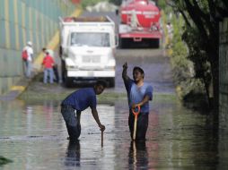 Esta mañana, personal del SIAPA acudió al paso a desnivel de Av. Niños Héroes e Inglaterra a desazolvar las alcantarillas. EL INFORMADOR / R. Tamayo