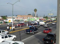 La mujer, quien fue agredida con arma blanca, fue encontrada en el camellón central del cruce sobre la carretera a Saltillo. ESPECIAL /