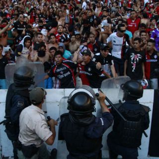 Gobernador presenta reforma contra violencia en estadios