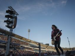 Grohl finaliza el concierto tocando la guitarra con la pierna vendada. AP / E. Abel