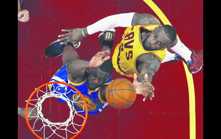 LeBron James sufrió un corte en la cabeza durante el partido del jueves pasado, pero estará listo para entrar en acción mañana. AP / R. Martinez