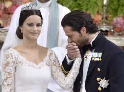 Los recién casados recorren las calles de Estocolmo en carroza durante una procesión ceremonial, luego del enlace. EFE / C. Bresciani