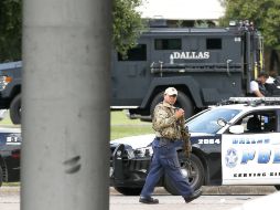 El hombre ataca de forma espectacular la sede central de la Policía en Dallas esta madrugada. AP / B. Wade