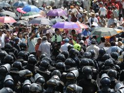 Los profesores celebraron haber burlado el cerco policíaco y haber hecho correr a los oficiales. EFE / ARCHIVO