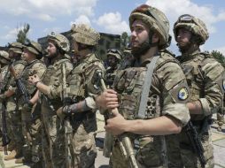 Voluntarios del Batallón Azov celebran el primer aniversario de la liberación de Mariupol, Ucrania, de los separatistas pro-Rusia. EFE / S. Vaganov