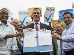 El alcalde de Los Ángeles posando con los miembros del consejo Curren Price (izquierda) y Jose Huizar (derecha). AP / R. Chiu