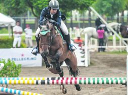 Leopoldo Salles monta a “Greco LS”, durante su recorrido en la prueba de 1.30 metros realizada ayer en el Club Hípica. EL INFORMADOR / F. Atilano