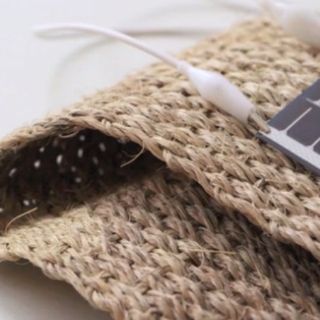 Mujeres mayas elaboran prendas de henequén que generan energía