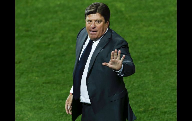 Miguel Herrera podría cambiar a línea de cuatro para un mejor desempeño. EFE / ARCHIVO