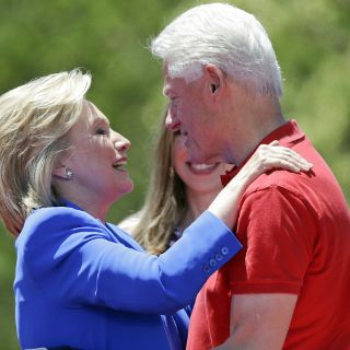 Hillary es el pilar de la familia Clinton, dice Bill