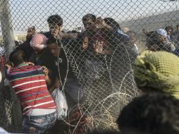 En un primer momento, algunos sirios se abrieron paso a través de las vallas fronterizas. AFP / B. Kilic