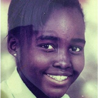 Lupita Nyong'o comparte foto con flequillo y abundante ceja