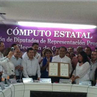 Héctor Astudillo recibe constancia de mayoría en Guerrero