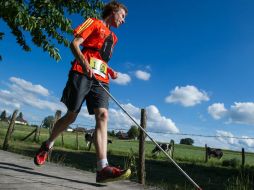 Gass utiliza su teléfono inteligente como GPS, lo lleva colgado en el pecho y le va indicando las curvas o bifurcaciones. AFP / S. Bozon