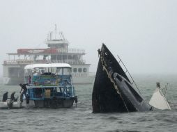 Los fuertes vientos provocaron el hundimiento de botes chicos y medianos en Acapulco. AFP / P. Pardo