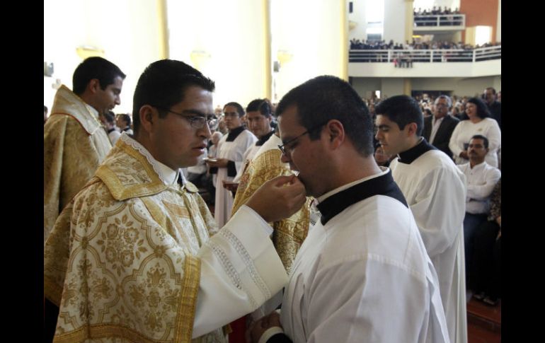 Entre las labores de los diáconos destacan: bendecir, bautizar, asistir a quienes se casan y exponer el Santísimo. EL INFORMADOR / ARCHIVO