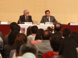 Los grandes problemas nacionales no resueltos son caldo de cultivo para que se repita el conflicto, asegura Córdova (d). TWITTER / @INEMexico