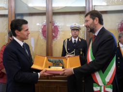 El Presidente recibió de manos del alcalde de Roma, Ignazio Marino, una escultura reproducción de la Lupa Capitolina. NTX / PRESIDENCIA
