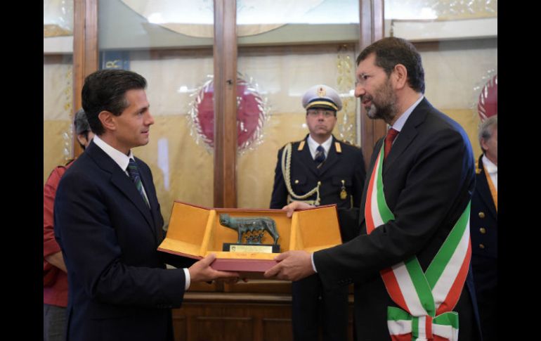 El Presidente recibió de manos del alcalde de Roma, Ignazio Marino, una escultura reproducción de la Lupa Capitolina. NTX / PRESIDENCIA