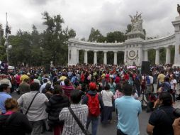 Los manifestantes marchan por Plaza de la República para tomar Bucareli. SUN / ARCHIVO