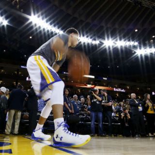 Stephen Curry tiene a Cavaliers contra la pared