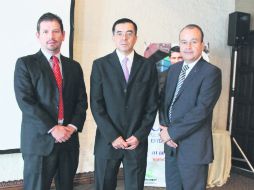 Juan Francisco Ledesma (izquierda), David Menchaca (centro) y Gustavo Herrera, estuvieron en el evento ofrecido a sus clientes. ESPECIAL /