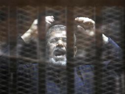 El derrocado presidente egipcio Mohamed Morsi es fotografiado en la celda de acusados durante la lectura de su veredicto en El Cairo. EFE / A. Malki