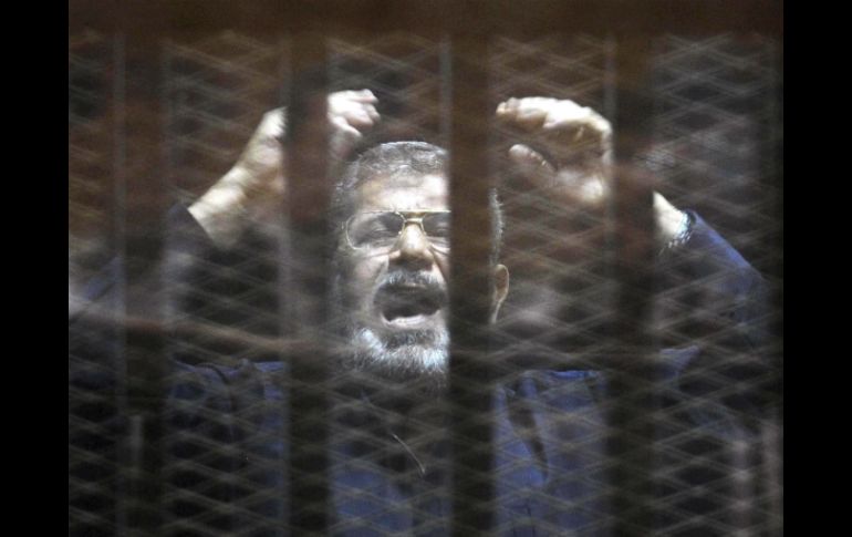 El derrocado presidente egipcio Mohamed Morsi es fotografiado en la celda de acusados durante la lectura de su veredicto en El Cairo. EFE / A. Malki