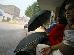 Una fuerte lluvia afectó la actividad cotidiana de los tapatíos. EL INFORMADOR / P. Pérez