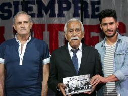 Nacho, 'Jamaicón' (c) y Márquez Lugo, orgullosos de la publicación. NTX / J. Arciga