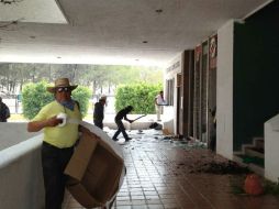 Un grupo de docentes, algunos cubiertos del rostro, sustraen la documentación y desalojan la Secretaría de Educación estatal. NTX / ARCHIVO