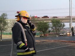 Bomberos llegaron al lugar para rescatar a los pasajeros que quedaron prensados. NTX / ARCHIVO