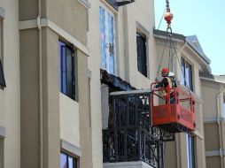 El balcón se desprendió parcialmente y su superficie quedó colgando, por ahora se desconocen las causas. AFP / J. Sullivan