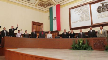 En el comparativo de las elecciones 2012-2015, el PRI (en alianza con el Verde) pasó de 63 a 40 regidores. EL INFORMADOR / ARCHIVO